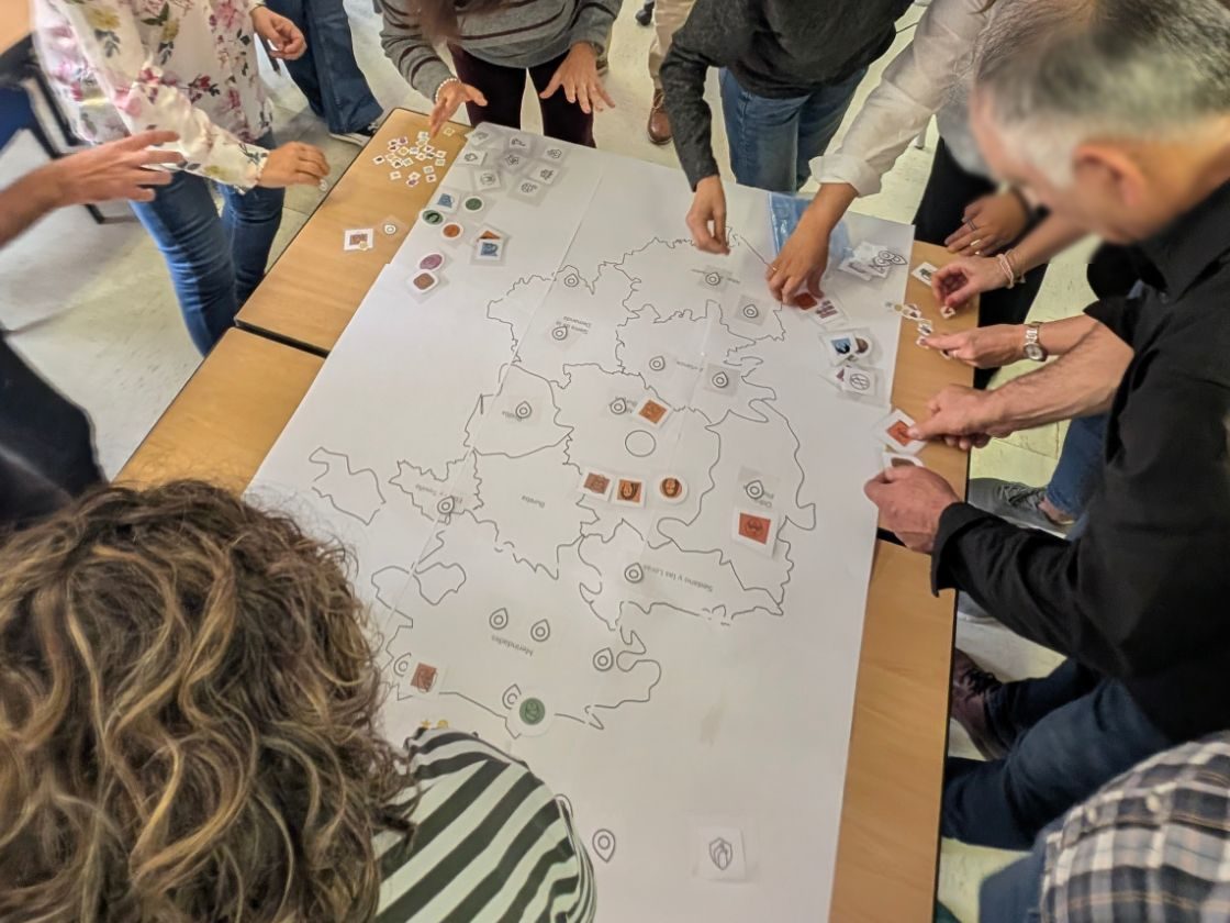 Técnicos de Burgos trabajando sobre un mapa de la provincia