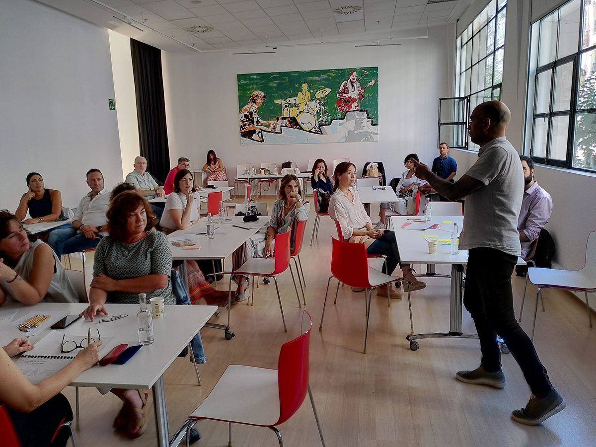 Taller con DEMA sobre emprendimiento de triple balance